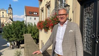 Neckarsulms Oberbürgermeister Steffen Hertwig steht vor dem Rathaus auf der Treppe