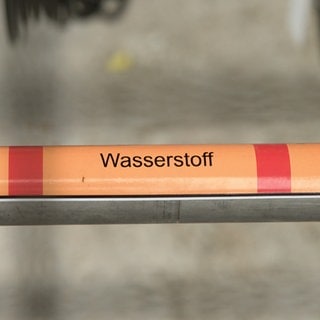 Beschriftung "Wasserstoff" auf Leitung