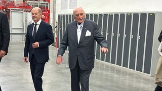 Der Bundeskanzler Olaf Scholz besucht anlässlich des 75. Arbeitsjubiläums von Reinhold Würth das Logistikzentrum von Würth.