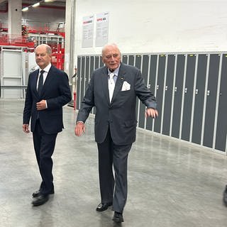 Der Bundeskanzler Olaf Scholz besucht anlässlich des 75. Arbeitsjubiläums von Reinhold Würth das Logistikzentrum von Würth.