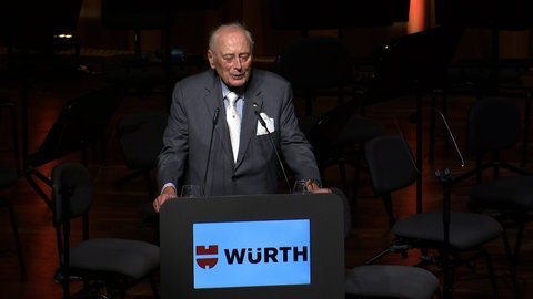 Reinhold Würth houdt zijn toespraak tijdens de viering van 75. Werkjubileum