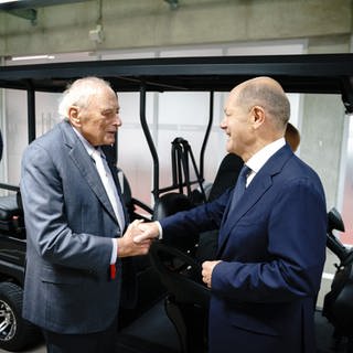 Reinhold Würth und Bundeskanzler Olaf Scholz beim gemeinsamen Logistik-Rundgang am Stammsitz in Künzelsau-Gaisbach