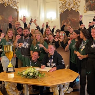 Die Damenmannschaft der Schwäbisch Hall Unicorns trägt sich ins Goldene Buch der Stadt ein.