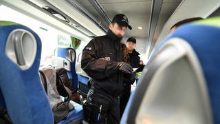 Polizei kontrolliert in einem Reisebus