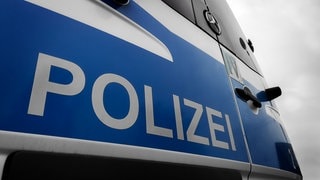 Polizeifahrzeug Heckansicht. Die Polizei ermittelt wegen eines Toten in einem Aufzug in Neckarsulm.