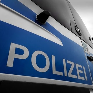 Polizeifahrzeug Heckansicht. Die Polizei ermittelt wegen eines Toten in einem Aufzug in Neckarsulm.