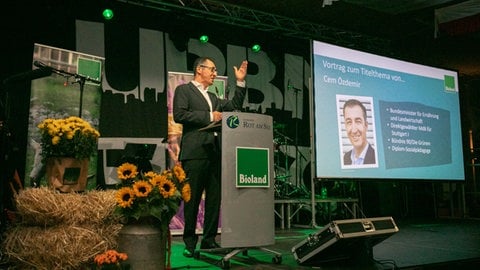 Bundeslandwirtschaftsminister Cem Özdemir (Grüne) beim Abend des Bioland-Verbands auf der Muswiese.