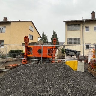 In Heilbronn-Sontheim ist ein Baukran auf eine Garage gestürzt - verletzt wurde niemand