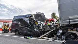 Helfer von Feuerwehr und Rettungsdienst sind an einem Kleintransporter im Einsatz. Der Sprinter war auf der Autobahn 6 im Hohenlohekreis auf einen Lastwagen aufgefahren. Der Fahrer wurde dabei tödlich verletzt, wie die Polizei mitteilte.