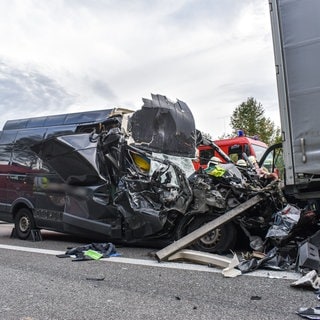 Helfer von Feuerwehr und Rettungsdienst sind an einem Kleintransporter im Einsatz. Der Sprinter war auf der Autobahn 6 im Hohenlohekreis auf einen Lastwagen aufgefahren. Der Fahrer wurde dabei tödlich verletzt, wie die Polizei mitteilte.