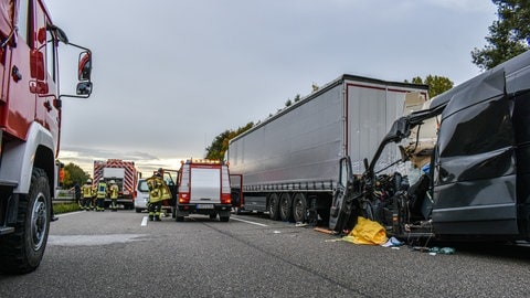 Helfer von Feuerwehr und Rettungsdienst sind an einem Kleintransporter im Einsatz. Der Sprinter war auf der Autobahn 6 im Hohenlohekreis auf einen Lastwagen aufgefahren. Der Fahrer wurde dabei tödlich verletzt, wie die Polizei mitteilte.