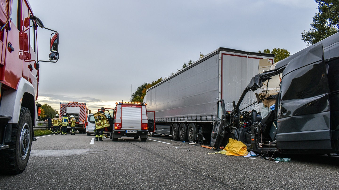 Tödlicher Unfall bei Neuenstein: Ein Kleintransporter rast auf der A6 ins Stauende. Die Autobahn war stundenlang gesperrt.