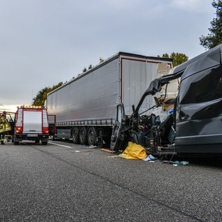 Tödlicher Unfall bei Neuenstein: Ein Kleintransporter rast auf der A6 ins Stauende. Die Autobahn war stundenlang gesperrt.