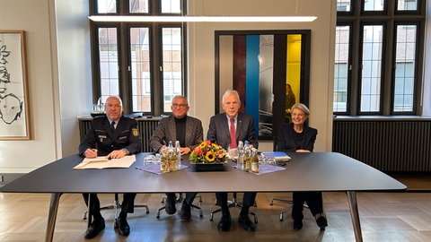 Unterzeichnung des Sicherheitsbündnisses durch Polizeipräsident Frank Spitzmüller, Innenminister Thomas Strobl (CDU), OB Harry Mergel (SPD) und Bürgermeisterin Agnes Christner (von links). 