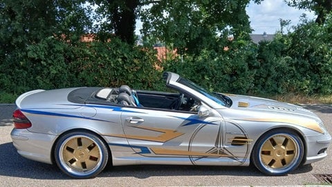 Bei dem Luxusauto handelt es sich um einen Mercedes mit der Bezeichnung SL55 V8 AMG