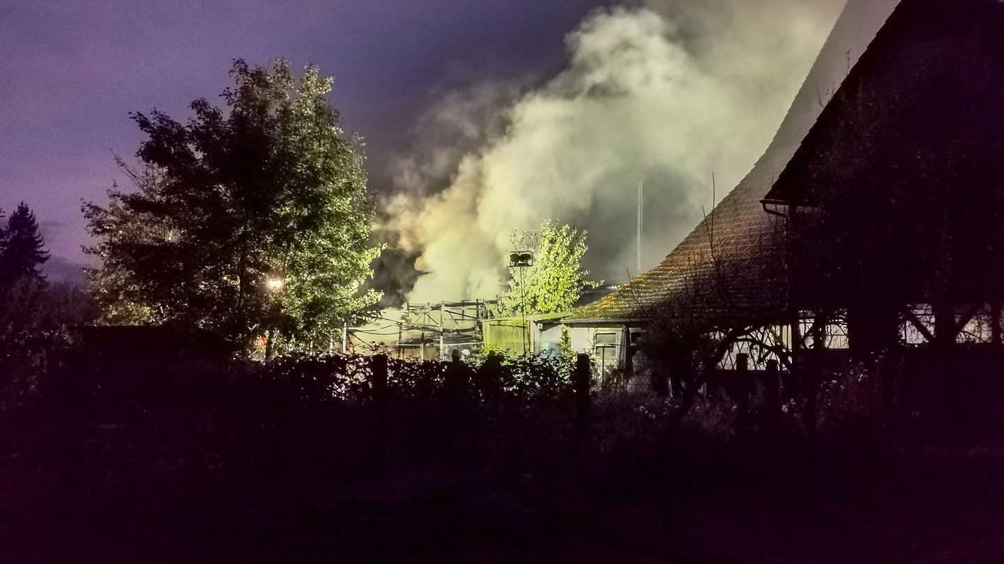 Bei dem Brand in Ittlingen explodierte eine Gasflasche. Die Flammen schlugen etwa 20 Meter hoch.