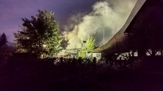 Bei dem Brand in Ittlingen explodierte eine Gasflasche. Die Flammen schlugen etwa 20 Meter hoch. 