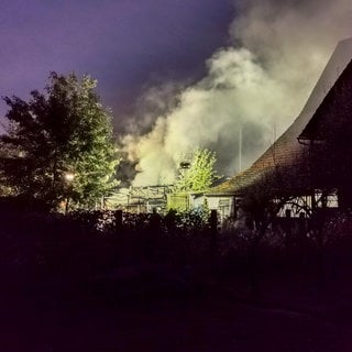 Bei dem Brand in Ittlingen explodierte eine Gasflasche. Die Flammen schlugen etwa 20 Meter hoch. 