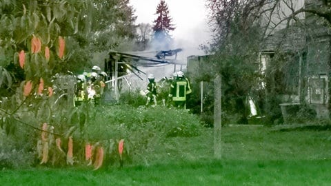 Bei dem Brand in Ittlingen explodierte eine Gasflasche. Die Flammen schlugen etwa 20 Meter hoch. 