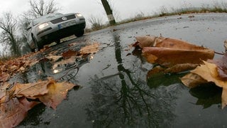 Viele Unfälle im Herbst auf nassen Straßen. Die Polizei gibt Tipps