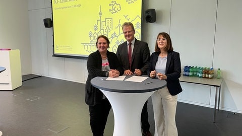 Kultusministerin Theresa Schopper (Grüne), Thomas Riecke-Baulecke (Präsdident ZSL) und Silke Lohmiller von der Dieter Schwarz Stiftung. (v.l.n.r.)