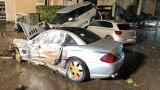 Abruptes Ende einer Verfolgungsfahrt: Gestohlenes Luxusfahrzeug prallt in geparkte Autos