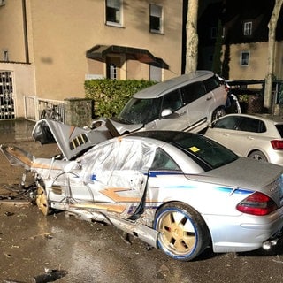 Abruptes Ende einer Verfolgungsfahrt: Gestohlenes Luxusfahrzeug prallt in geparkte Autos