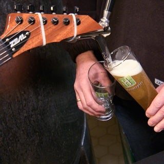 Erste Verköstigung nach rund zwei Monaten Brauzeit: Das Heavy-Metal-Bier wird in Bad Rappenau (Kreis Heilbronn) dazu auch stilecht "aus" einer Gitarre gezapft.