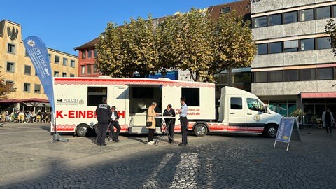 Die Polizei informiert auf dem Heilbronner Marktplatz, wie sich Bürgerinnen und Bürger am besten vor Einbrüchen schützen können.