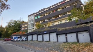 Das ehemalige Haus Bergfried in Bad Mergentheim: Der Wohnblock weist laut Stadt massive Mängel auf.