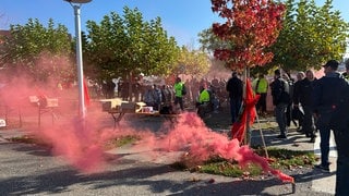 Bei Magna in Neuenstein legten im Rahmen des Tarfikonflikts bei einem Warnstreik rund 200 Beschäftigte die Arbeit nieder.