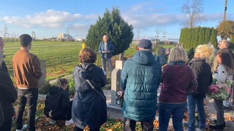 Auf dem Friedhof in Wallhausen im Kreis Schwäbisch Hall wurde am 30. Oktober 2024 ein umstrittenes Grabmal entfernt.