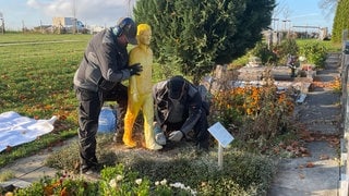 Auf dem Friedhof in Wallhausen im Kreis Schwäbisch Hall wurde am 30. Oktober 2024 ein umstrittenes Grabmal entfernt.