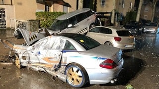 Abruptes Ende einer Verfolgungsfahrt: Gestohlenes Luxusfahrzeug prallt in geparkte Autos