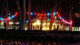 In Bad Mergentheim (Main-Tauber-Kreis) erstrahlt der Kurpark für vier Monate in wechselnden Illuminationen.