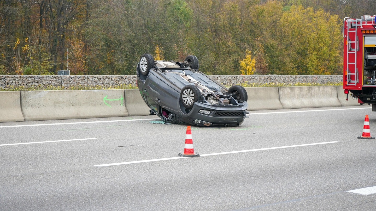 Auf der A6 bei Kirchardt (Kreis Heilbronn) in Richtung Nürnberg hat sich am Samstagmittag ein Auto überschlagen. Die Fahrerin wurde nur leicht verletzt.