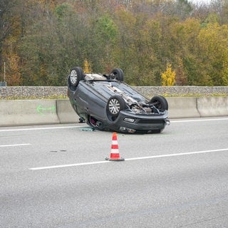 Auf der A6 bei Kirchardt (Kreis Heilbronn) in Richtung Nürnberg hat sich am Samstagmittag ein Auto überschlagen. Die Fahrerin wurde nur leicht verletzt.