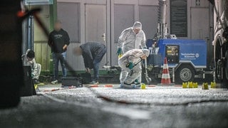 Beamte der Spurensicherung sind mit Tatortarbeiten beschäftigt. Ein Mann ist bei einer körperlichen Auseinandersetzung auf einem Parkplatz im Landkreis Schwäbisch Hall tödlich verletzt worden. Nach ersten Erkenntnissen der Polizei war es ein Streit unter Lkw-Fahrern. Nach dem Vorfall am Abend im baden-württembergischen Oberrot wurden drei Verdächtige in unmittelbarer Nähe des Tatorts festgenommen, wie ein Polizeisprecher sagte.