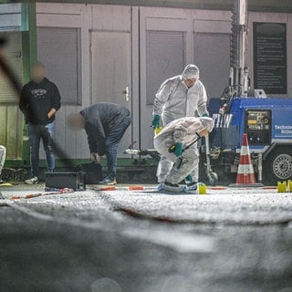 Beamte der Spurensicherung sind mit Tatortarbeiten beschäftigt. Ein Mann ist bei einer körperlichen Auseinandersetzung auf einem Parkplatz im Landkreis Schwäbisch Hall tödlich verletzt worden. Nach ersten Erkenntnissen der Polizei war es ein Streit unter Lkw-Fahrern. Nach dem Vorfall am Abend im baden-württembergischen Oberrot wurden drei Verdächtige in unmittelbarer Nähe des Tatorts festgenommen, wie ein Polizeisprecher sagte.