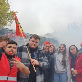 Azubis der IG Metall streiken vor dem Telefunkenpark Heilbronn