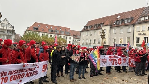 Audi-Beschäftigte in Neckarsulm beteiligen sich am Warnstreik der IG Metall.