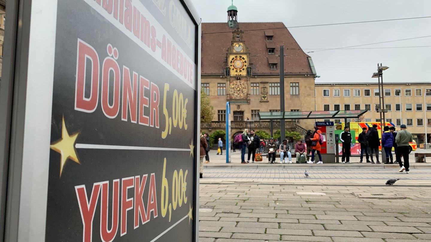 Ein Schild wirbt für Döner vor dem Heilbronner Rathaus. Nach einer Diskussion um die Zahl von Dönerläden, Barbershops, Nagelstudios und anderen Geschäften in Heilbronn, haben sich die Stadt und der Gemeinderat nun auf ein Innenstadtkonzept geeinigt.