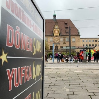 Ein Schild wirbt für Döner vor dem Heilbronner Rathaus. Nach einer Diskussion um die Zahl von Dönerläden, Barbershops, Nagelstudios und anderen Geschäften in Heilbronn, haben sich die Stadt und der Gemeinderat nun auf ein Innenstadtkonzept geeinigt.