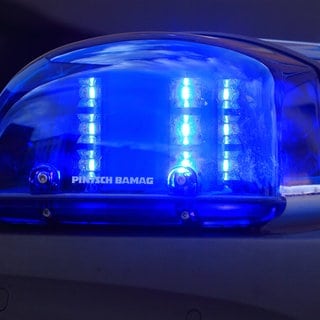 Ein Mann im Kreis Schwäbisch Hall randaliert mit einer Axt und greift Polizisten an