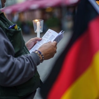 Singende Menschen am Tag der Deutschen Einheit (Archivbild)