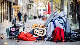 Habseligkeiten einer wohnungslosen Person in der Innenstadt