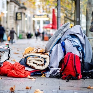 Habseligkeiten einer wohnungslosen Person in der Innenstadt