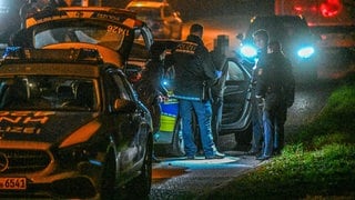 Die Polizie nimmt einen Mann fest, nachdem in Oberrot ein toter LKW-Fahrer gefunden wurde.