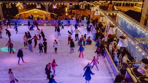 Die Eisbahn im Schlosshof in Bad Mergentheim