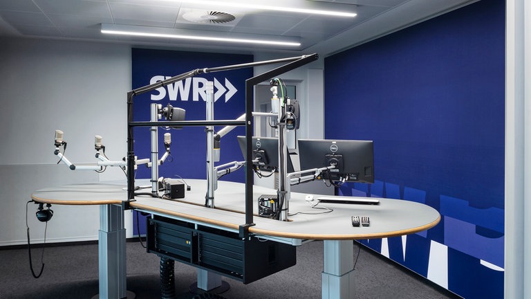 Mikrophone, Monitore und ein großer Tisch: Aus dem neuen SWR Studio in Heilbronn (im Gewerbegebiet Vega 3) wird aktuell berichtet.